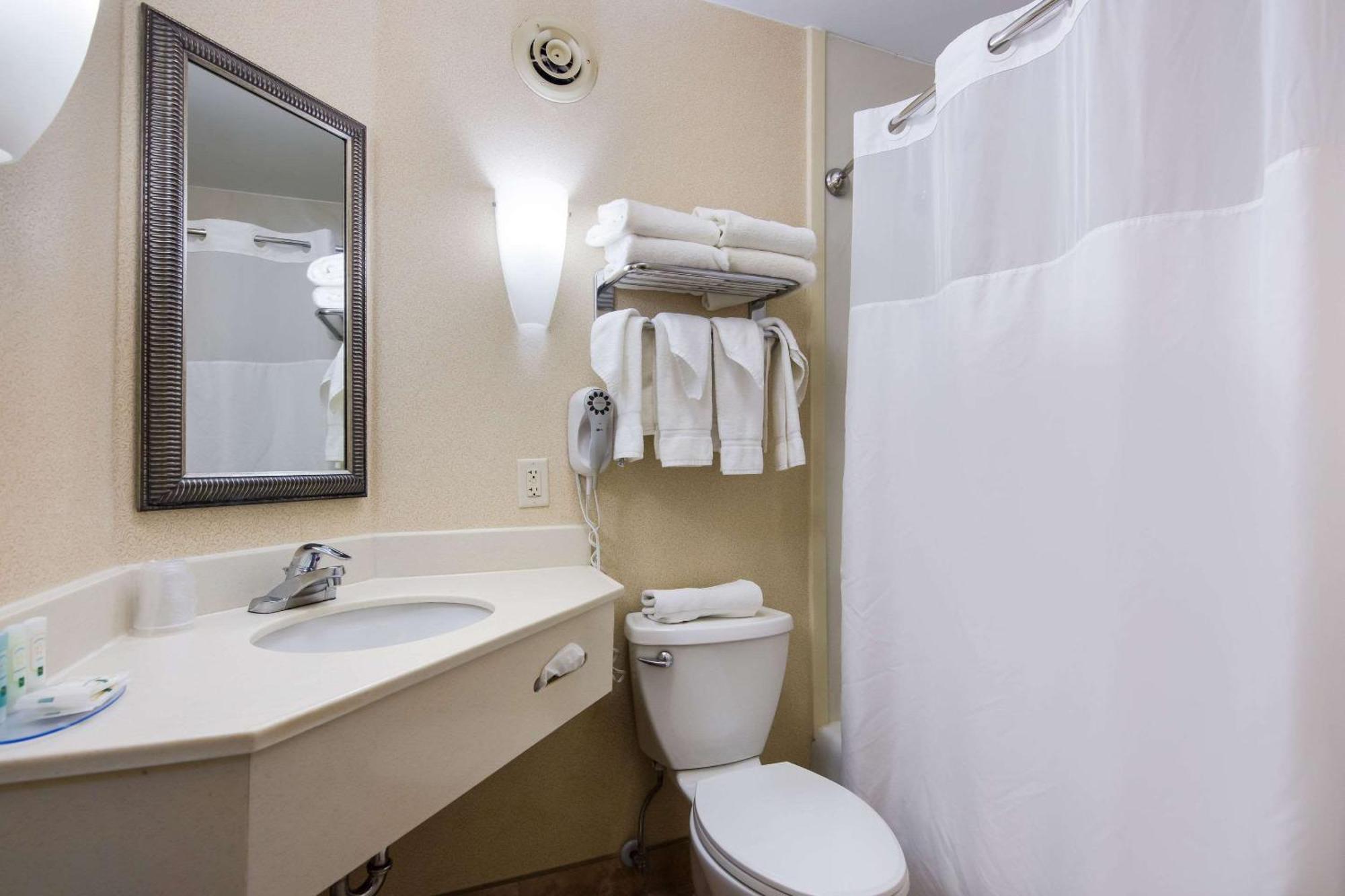 Quality Inn Oneonta Cooperstown Area Bagian luar foto